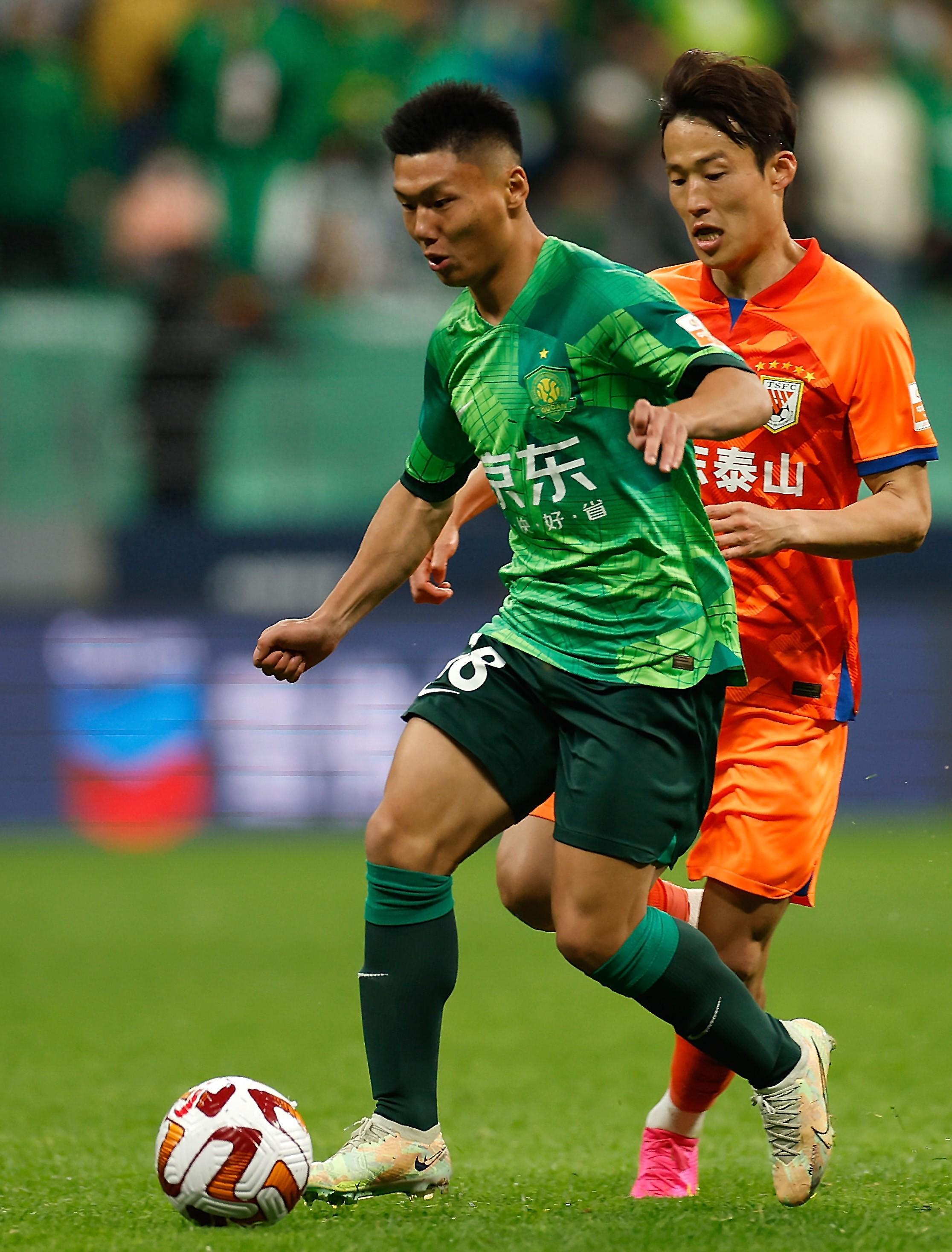 国安惨败山东，最具威胁进攻出现，王刚张玉宁暴怒，与球迷起冲突